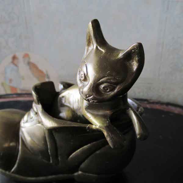 画像: ブーツの中のネコの真鍮オブジェ