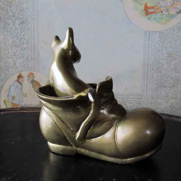 画像: ブーツの中のネコの真鍮オブジェ