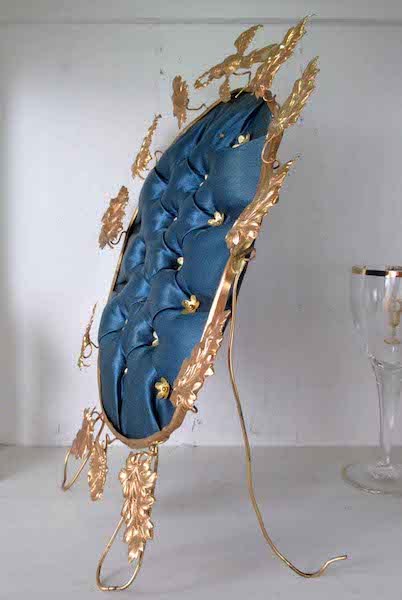 画像: 青いシルククッションのグローブ・ド・マリエオブジェ