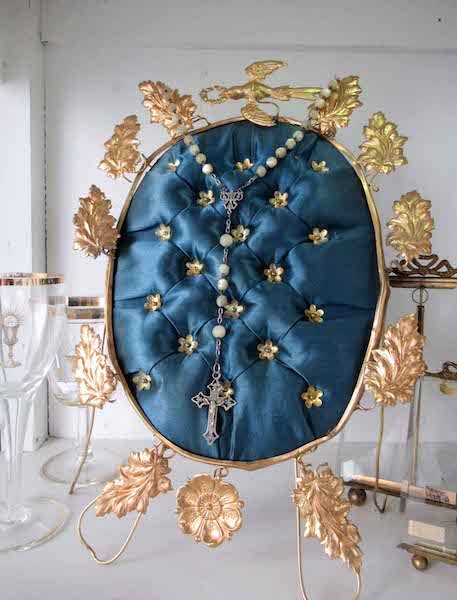 画像: 青いシルククッションのグローブ・ド・マリエオブジェ
