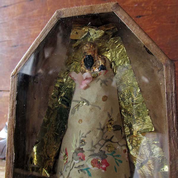 画像: 黒い聖母のガラス張りの小箱