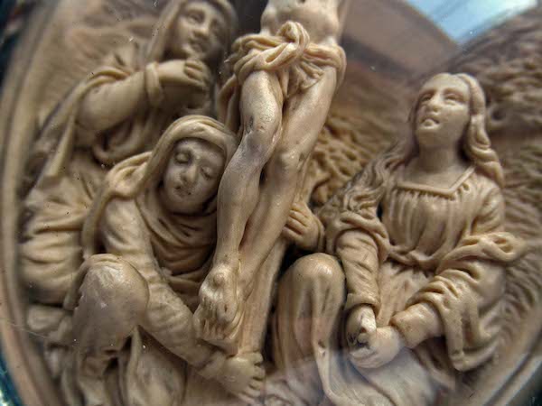 画像: キリストと3人のマリアのガラスドームフレーム