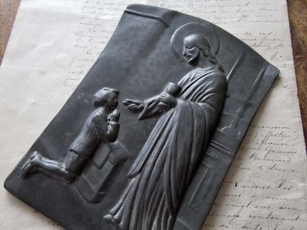 画像: キリストから初聖体を受ける少年の盾