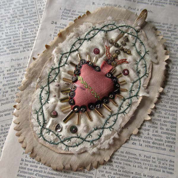 画像: イエスの御心のシルク製手刺繍メダイユ