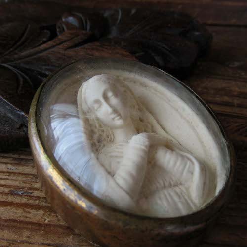 画像: 聖母マリアのガラスドームフレーム（19世紀）