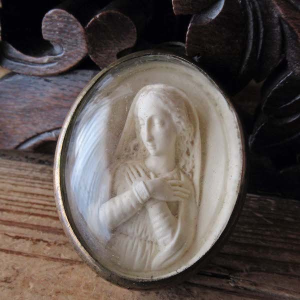 画像: 聖母マリアのガラスドームフレーム（19世紀）