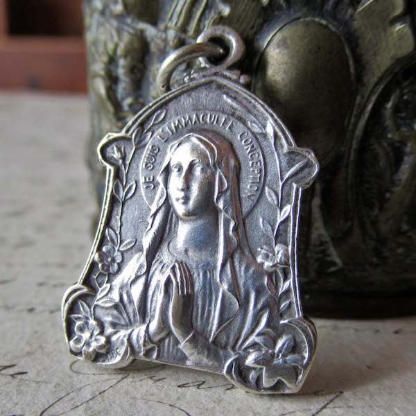 画像: ルルドの聖母マリアのメダイ