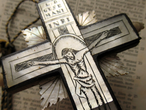 画像: マザーオブパールの14留の十字架