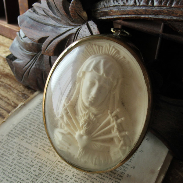 画像: 七つの悲しみの聖母マリアのガラスドームフレーム