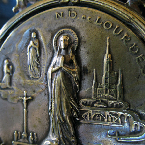 画像: ルルドの聖母マリアの盾