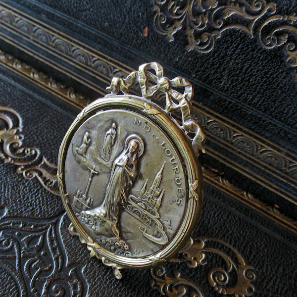 画像: ルルドの聖母マリアの盾