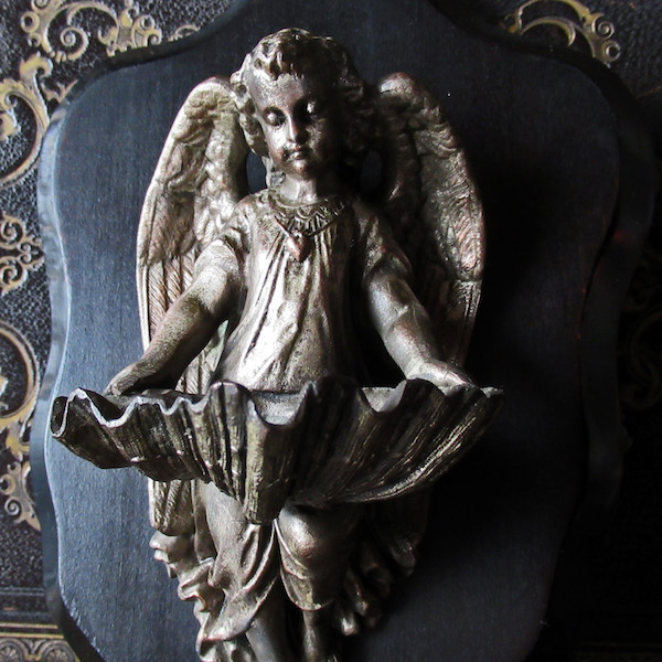 画像: 美しい天使の聖水盤（19世紀）