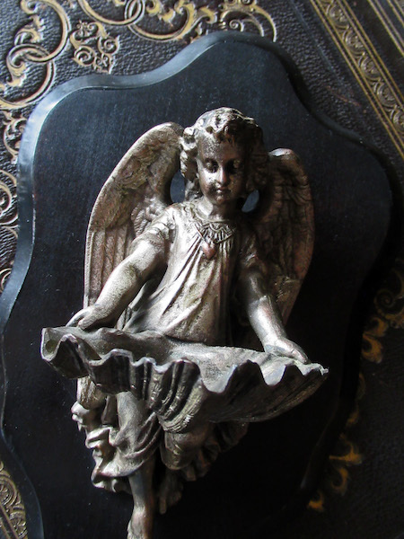画像: 美しい天使の聖水盤（19世紀）