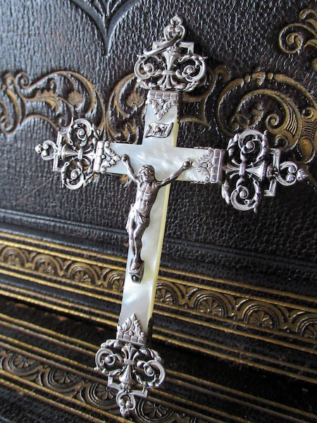 画像: シルバー×マザーオブパールの大きめの十字架