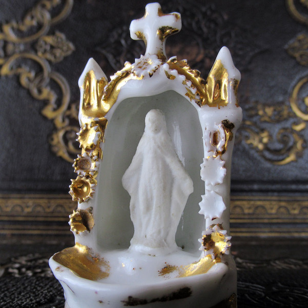 画像: 白磁の聖廟の聖母マリア像