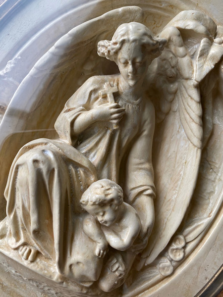 画像: 天使と幼子イエスのガラスドームフレーム（19世紀）