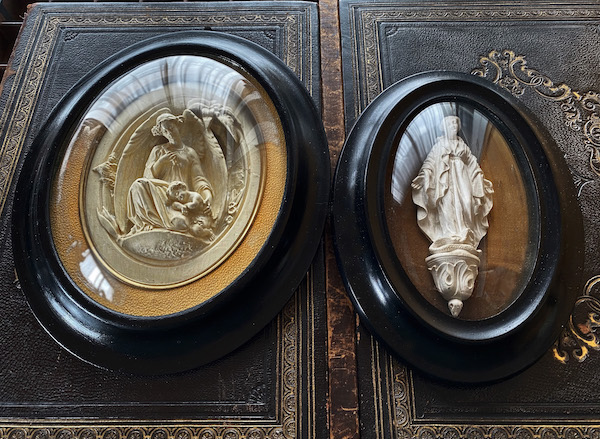 画像: 天使と幼子イエスのガラスドームフレーム（19世紀）