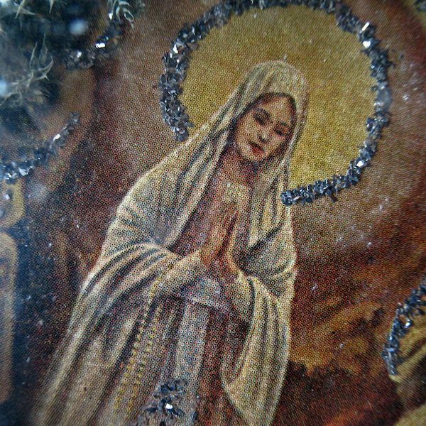 画像: ルルドの聖母のガラスドームフレーム（1948年）