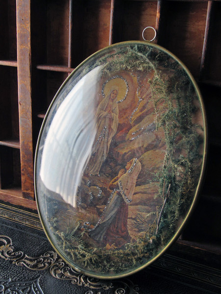 画像: ルルドの聖母のガラスドームフレーム（1948年）