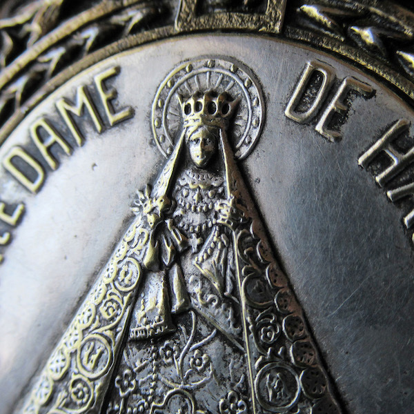 画像: HALの聖母のリボン飾りの盾