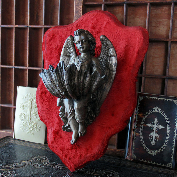 画像: 赤いベルベットの天使の聖水盤