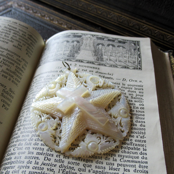 画像: ベツレヘムの星と十字架のマザーオブパールペンダント