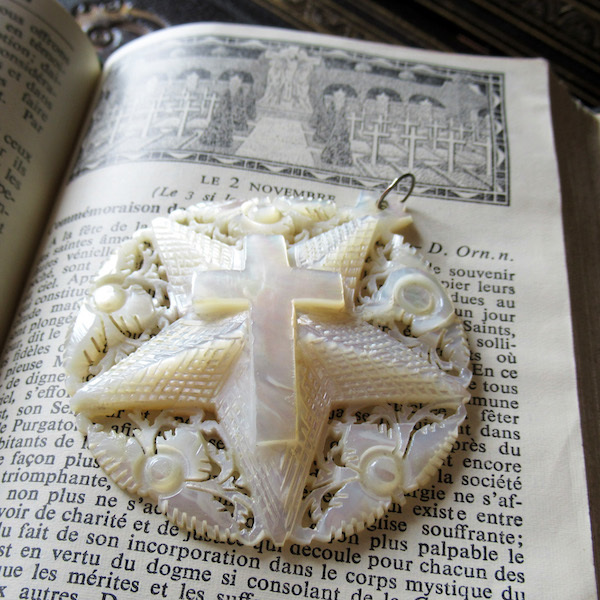 画像: ベツレヘムの星と十字架のマザーオブパールペンダント