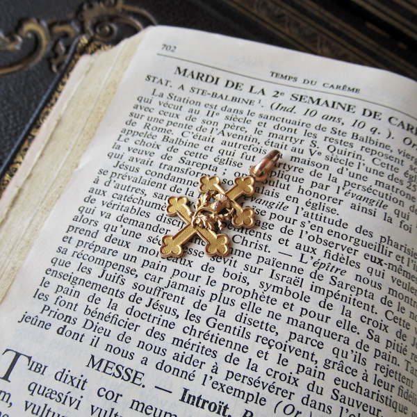 画像: 金鍍金のアザミとロレーヌ十字（ORIA）