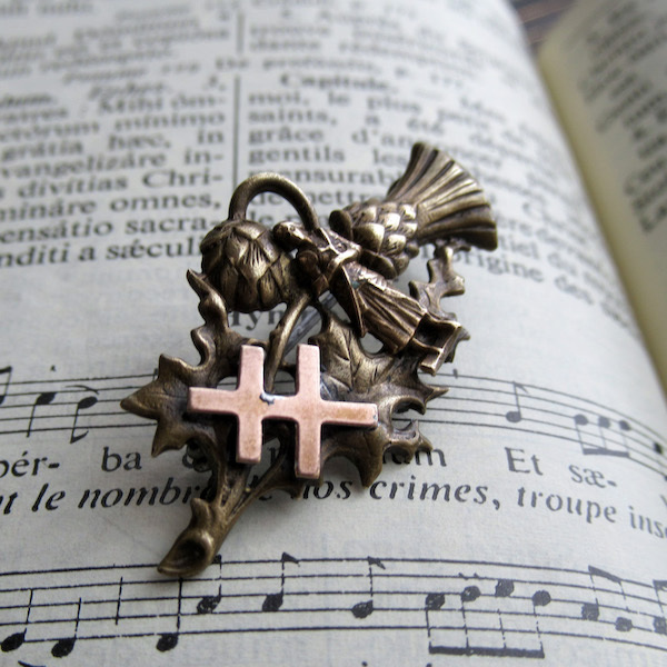 画像: 聖ジャンヌダルクとアザミとロレーヌ十字のブローチ