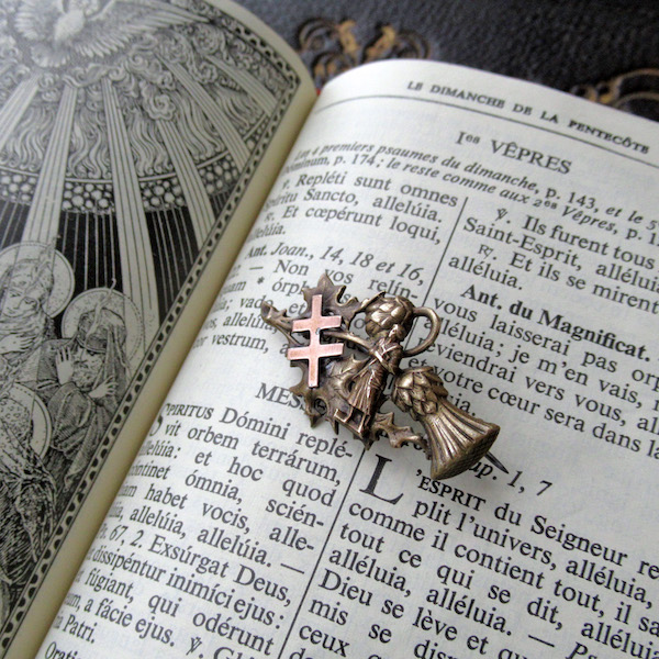 画像: 聖ジャンヌダルクとアザミとロレーヌ十字のブローチ