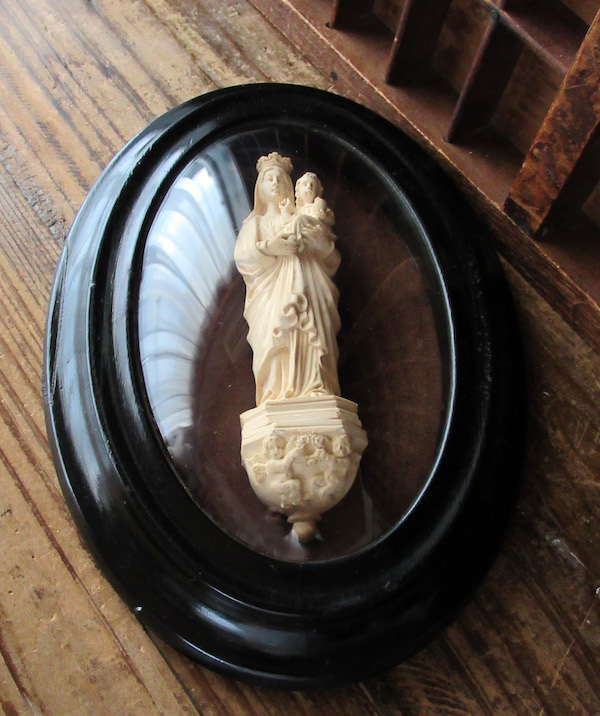 画像: 聖母子と天使のガラスドームフレーム