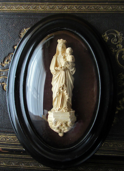 画像: 聖母子と天使のガラスドームフレーム