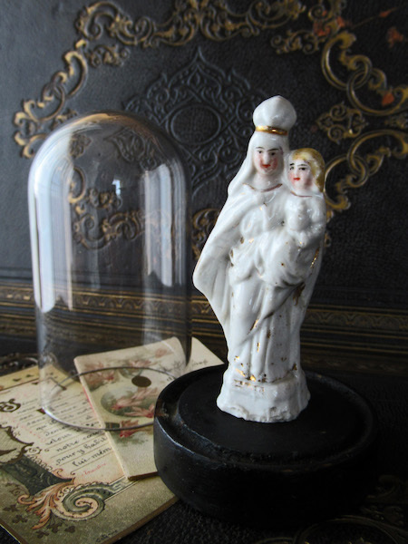 画像: ガラスドームの中の聖母子像