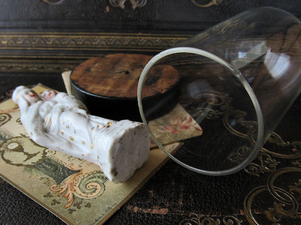 画像: ガラスドームの中の聖母子像
