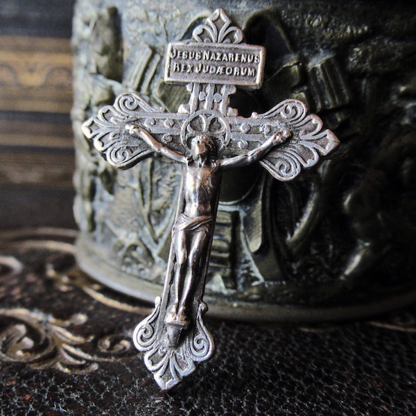 画像: 赦しの十字架のブローチ