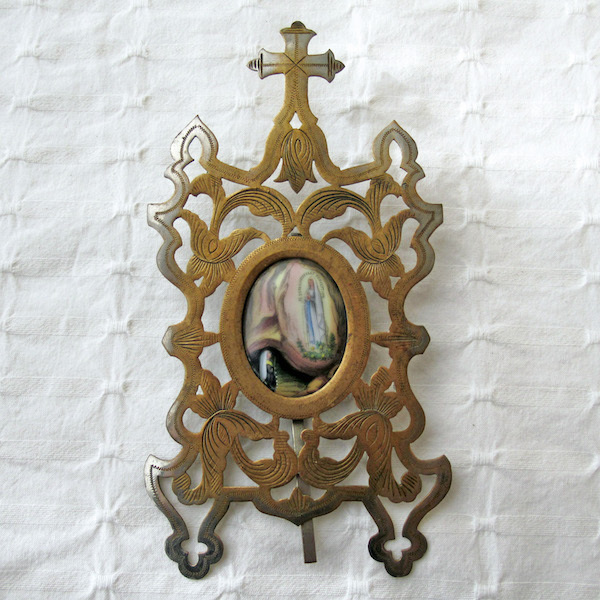 画像: ルルドの聖母の陶版画が納められた小さな祭壇