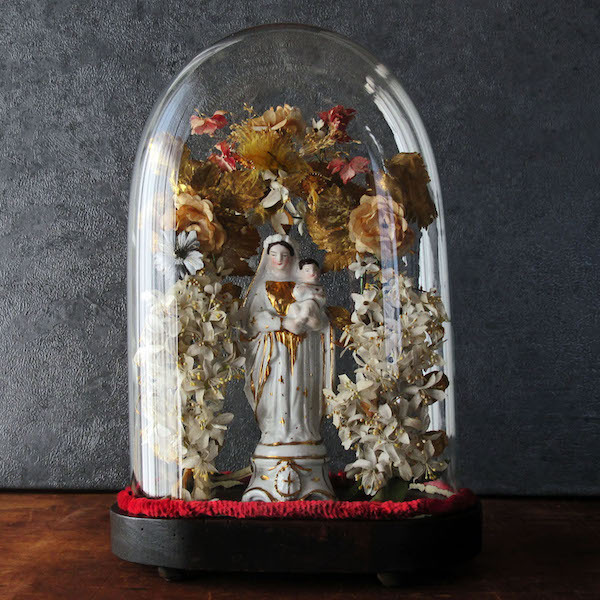 画像: 大きなガラスドームの聖母子像