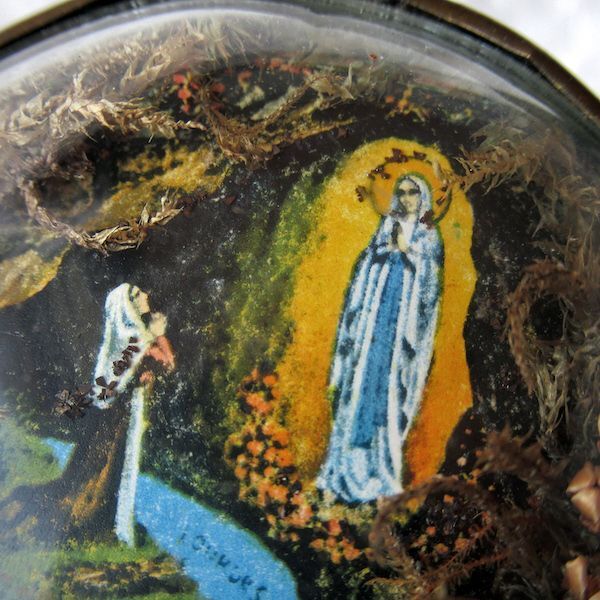 画像: ルルドの聖母と大聖堂のガラスドームフレーム