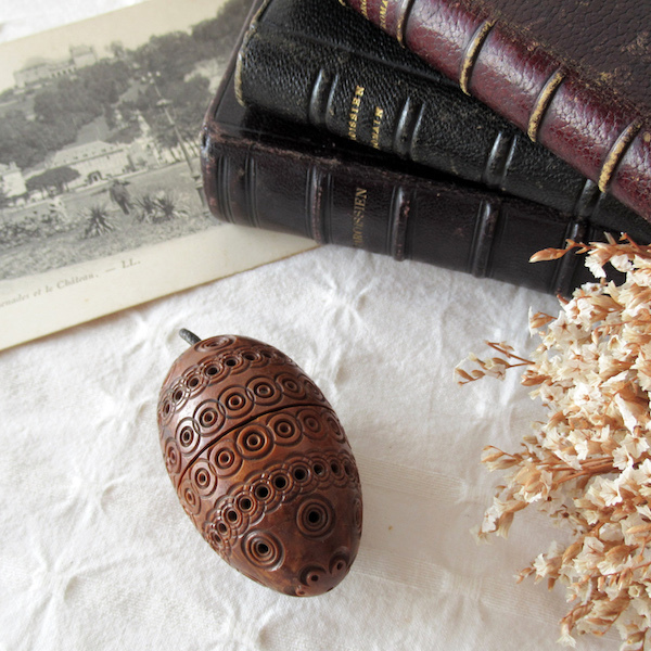 画像: 卵型の木製ロザリオケース