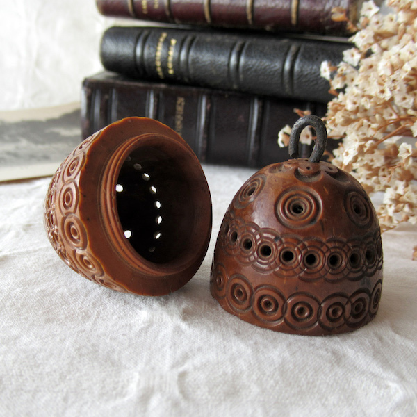 画像: 卵型の木製ロザリオケース