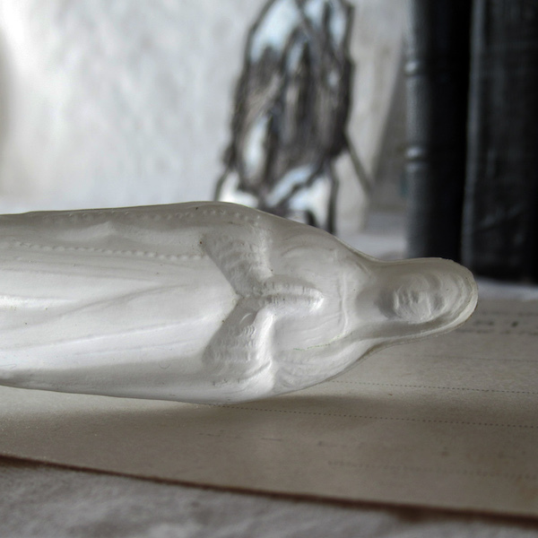 画像: クリスタルガラスのルルドの聖母マリア像