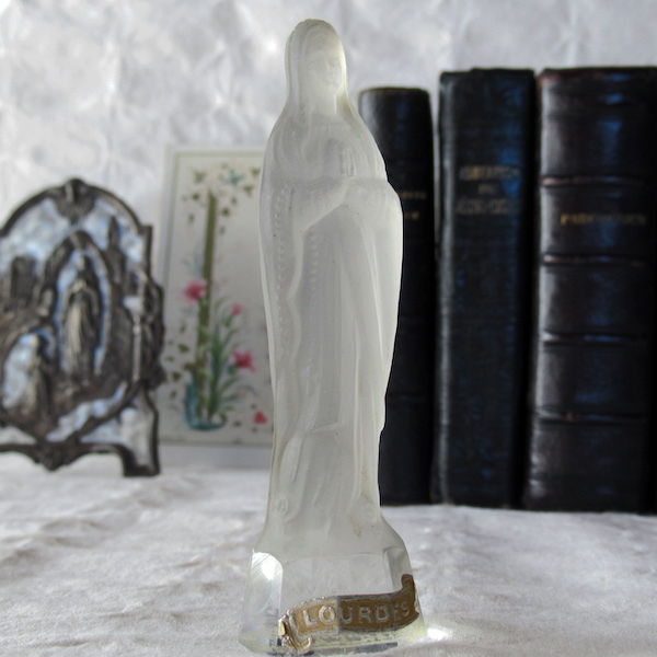クリスタルガラスのルルドの聖母マリア像 - Eggplant