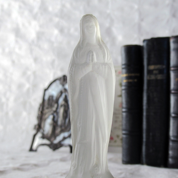 画像: クリスタルガラスのルルドの聖母マリア像