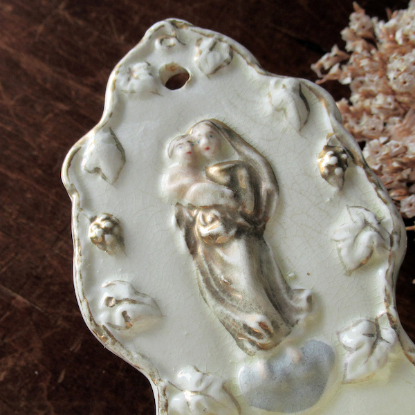 画像: 陶器の聖水盤（聖母子）