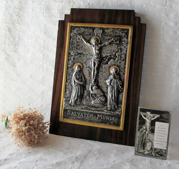 画像: キリストの磔刑図の大きな盾（Escudero）