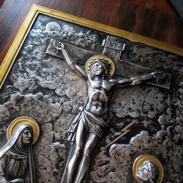 画像: キリストの磔刑図の大きな盾（Escudero）