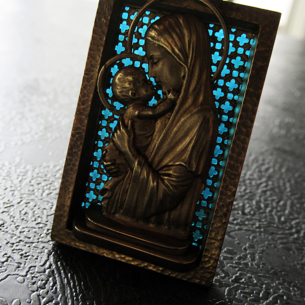 画像: ステンドグラスの中の聖母子のメダイ