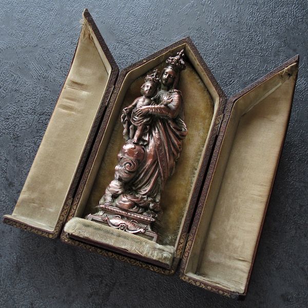 画像: 革張りの箱に納められた聖母子像（19世紀）