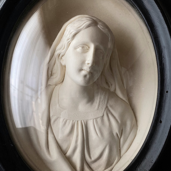画像: 聖母マリアの大きなガラスドームフレーム(19世紀)