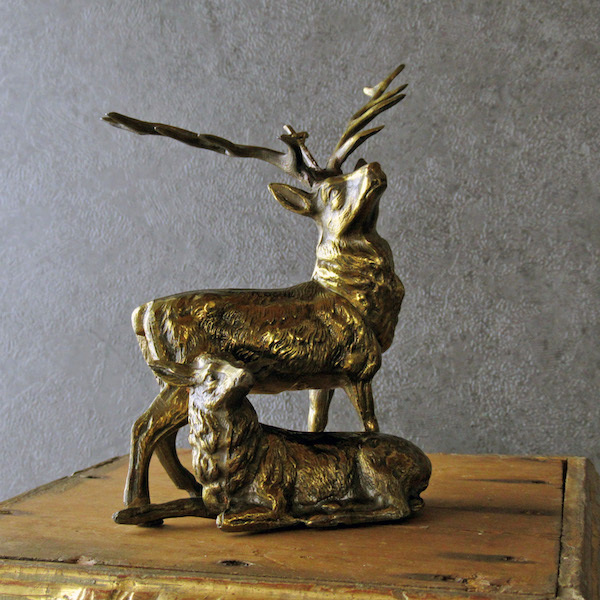 画像: 角の間に十字架を持つ聖ユベールの鹿のオブジェ